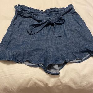 Ruffle denim shorts. Zipper back   Tie